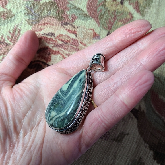 Green and white zebra jasper silver pendant - Picture 3 of 9